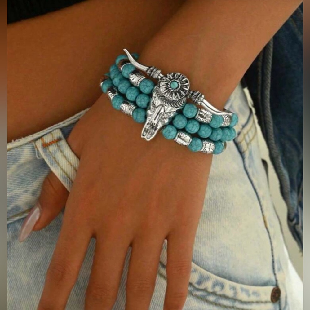 NWOT Turquoise Beaded Bracelet with Silver Bull Head Charm